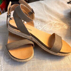 LUCKY BRAND' LEATHER STRAP SANDALS - 7.5 M -ANKLE STRAP- VERY LITTLE WEAR-CLEAN